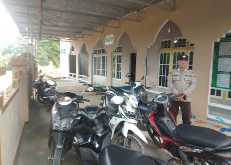 Aiptu Fitriono Akbar dan Bripka Deni Sastro Amankan Sholat Jumat di Masjid Besar Nurul Iman