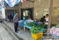Patroli Siang Humanis Polsek Air Besar Sambangi Penjual Sayur