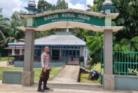 Brigpol Bayu dan Bripka F. Rony Amankan Sholat Jumat di Masjid Nurul Yaqin Menjalin