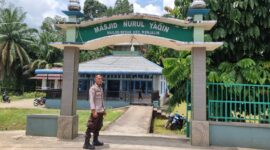 Brigpol Bayu dan Bripka F. Rony Amankan Sholat Jumat di Masjid Nurul Yaqin Menjalin