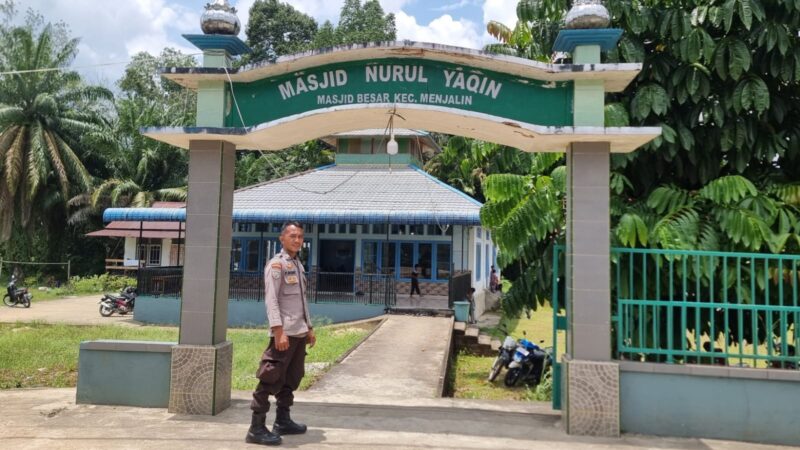 Brigpol Bayu dan Bripka F. Rony Amankan Sholat Jumat di Masjid Nurul Yaqin Menjalin
