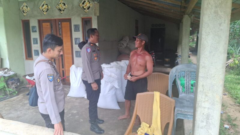 IPTU I Nyoman Astika, S.H. dan Brigadir Efdi Sambangi Rumah Warga di Desa Ladangan