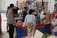 Polisi Sambangi Pembeli di Toko, Sampaikan Imbauan Kamtibmas