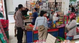 Polisi Sambangi Pembeli di Toko, Sampaikan Imbauan Kamtibmas