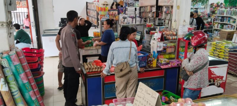 Polisi Sambangi Pembeli di Toko, Sampaikan Imbauan Kamtibmas