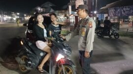 Polisi Humanis di Mandor Ingatkan Remaja Putri Berkendara Aman Malam Hari