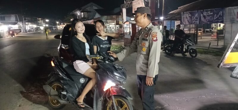 Polisi Humanis di Mandor Ingatkan Remaja Putri Berkendara Aman Malam Hari