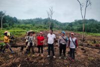Aipda Rodiansyah Bersama BUMDes dan Warga Desa Sala’as Tanam Jagung Dukung Ketahanan Pangan