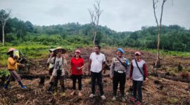 Aipda Rodiansyah Bersama BUMDes dan Warga Desa Sala’as Tanam Jagung Dukung Ketahanan Pangan