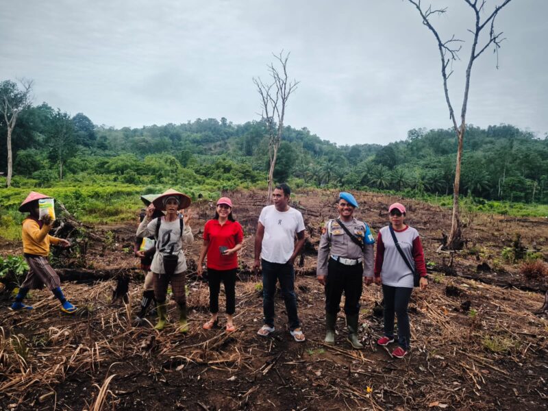 Aipda Rodiansyah Bersama BUMDes dan Warga Desa Sala’as Tanam Jagung Dukung Ketahanan Pangan
