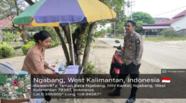 Brigpol Sy Agung Sapa Pedagang dan UMKM Saat Patroli Dialogis Polsek Ngabang