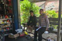 Patroli Humanis Polsek Mandor Pererat Kedekatan dengan Warga di Bengkel