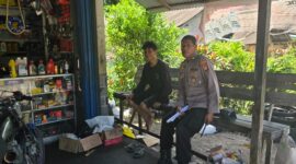 Patroli Humanis Polsek Mandor Pererat Kedekatan dengan Warga di Bengkel