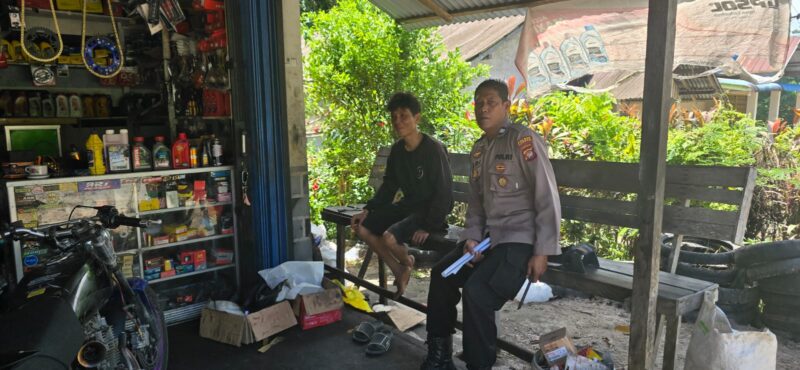 Patroli Humanis Polsek Mandor Pererat Kedekatan dengan Warga di Bengkel