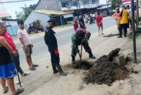 Sertu Darmaji dan Serda Kusairi Pimpin Kerja Bhakti Bersihkan Drainase di Kelurahan Pasiran