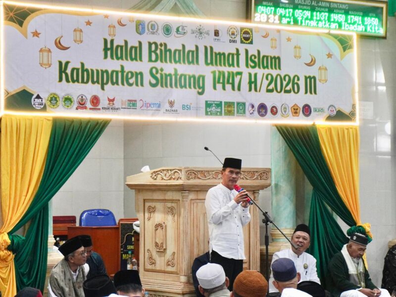 Bupati Sintang Gregorius Herkulanus Bala Hadiri Halal Bihalal Umat Islam di Masjid Al Amin Sintang