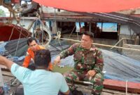 Babinsa dan Basarnas Desa Penjajap Sosialisasikan Keselamatan Melaut kepada Nelayan