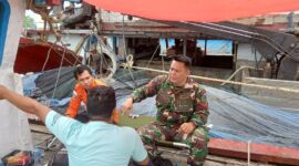 Babinsa dan Basarnas Desa Penjajap Sosialisasikan Keselamatan Melaut kepada Nelayan