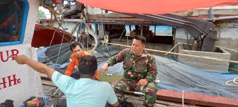 Babinsa dan Basarnas Desa Penjajap Sosialisasikan Keselamatan Melaut kepada Nelayan