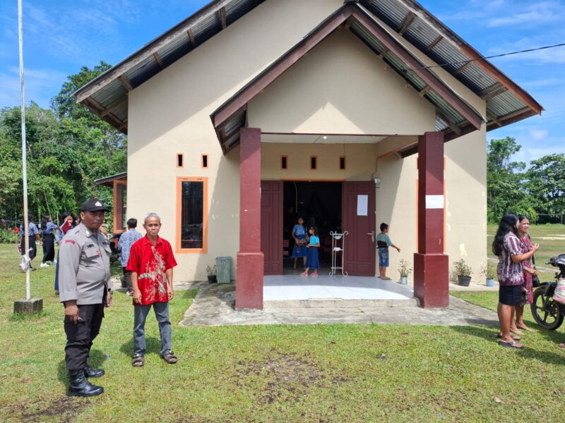 Personel Polsek Kuala Behe Amankan Ibadah Minggu, Wujudkan Situasi Aman dan Harmonis