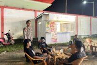 Suasana Hangat Patroli Malam: Polisi Sapa Pemuda yang Tengah Bersantai di Malam Minggu