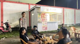 Suasana Hangat Patroli Malam: Polisi Sapa Pemuda yang Tengah Bersantai di Malam Minggu