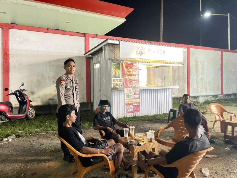 Suasana Hangat Patroli Malam: Polisi Sapa Pemuda yang Tengah Bersantai di Malam Minggu