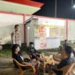 Suasana Hangat Patroli Malam: Polisi Sapa Pemuda yang Tengah Bersantai di Malam Minggu