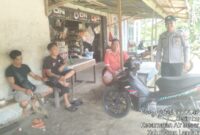 Polisi Sapa Warga di Warung Saat Patroli Siang, Ajak Jaga Kamtibmas di Hari Libur