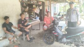 Polisi Sapa Warga di Warung Saat Patroli Siang, Ajak Jaga Kamtibmas di Hari Libur