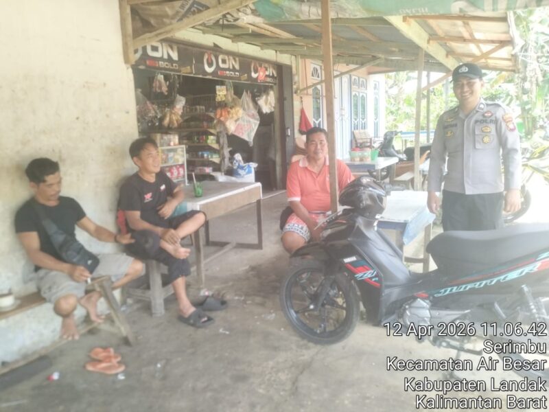 Polisi Sapa Warga di Warung Saat Patroli Siang, Ajak Jaga Kamtibmas di Hari Libur