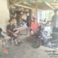 Polisi Sapa Warga di Warung Saat Patroli Siang, Ajak Jaga Kamtibmas di Hari Libur