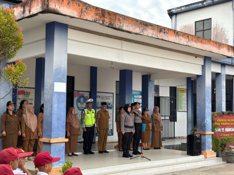 Polwan Polres Melawi Pimpin Upacara di SDN Nanga Pinoh, Tanamkan Nilai Disiplin