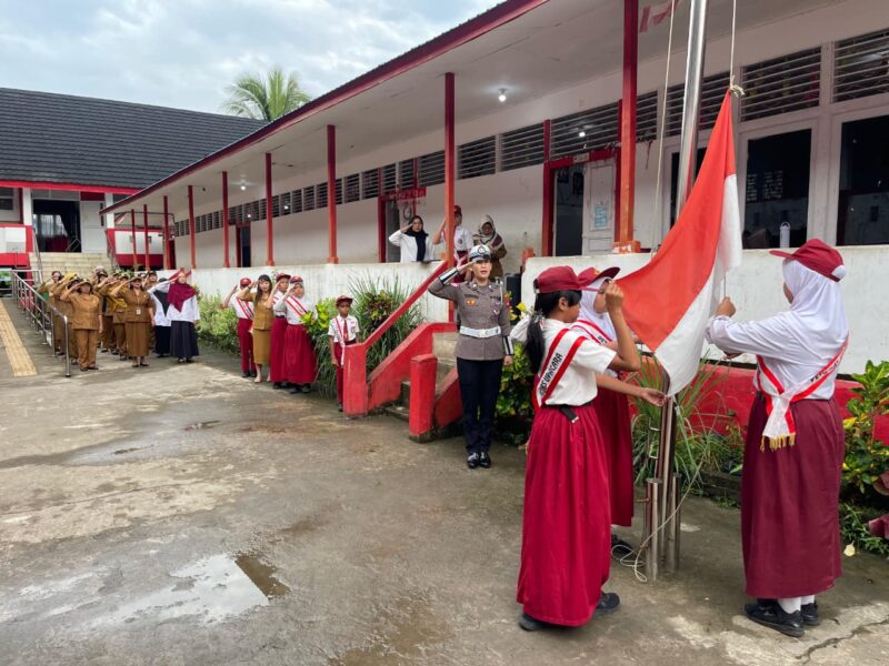 Brigpol Theresia Monikawati Jadi Pembina Upacara di SDN 1 Nanga Pinoh, Sampaikan Pesan Disiplin dan Anti-Bullying