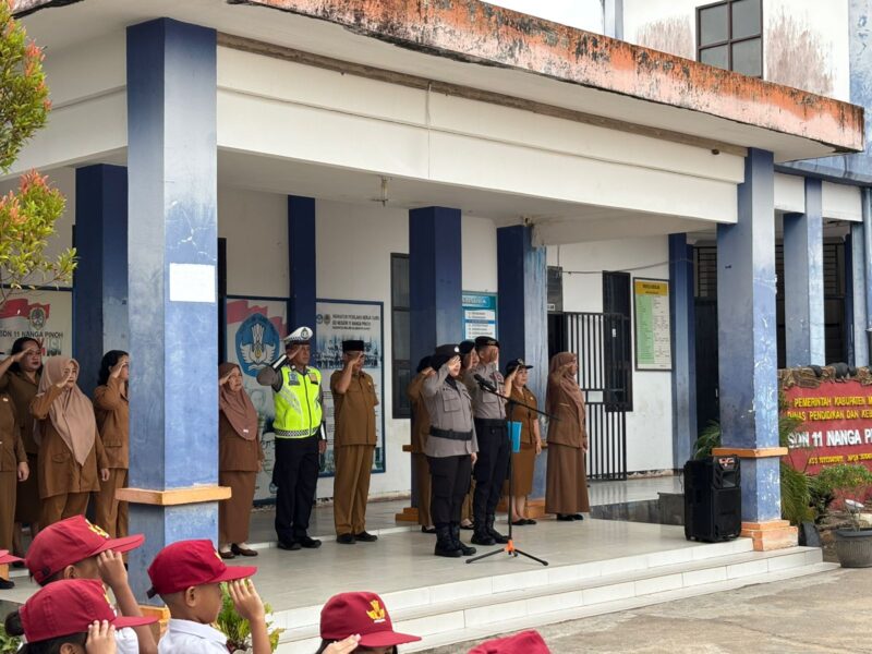 Brigpol Novi Supriyanti Pimpin Upacara di SDN 11 Nanga Pinoh