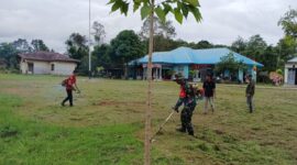 “Ciptakan Lingkungan yang Bersih dan Asri”, Serma Suyanto Babinsa Puring Kencana Bersama Masyarakat Bersihkan Lapangan Kecamatan