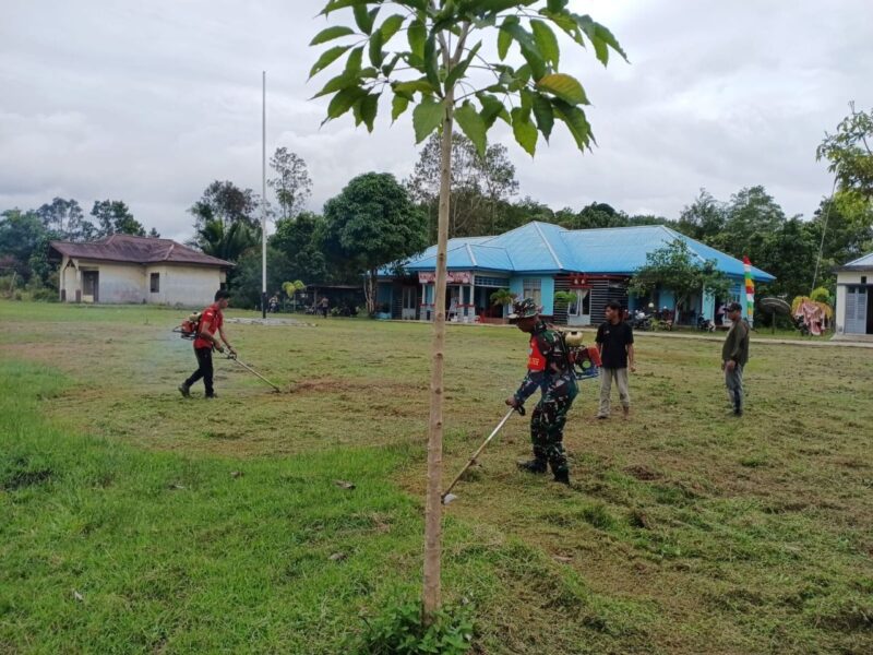 “Ciptakan Lingkungan yang Bersih dan Asri”, Serma Suyanto Babinsa Puring Kencana Bersama Masyarakat Bersihkan Lapangan Kecamatan