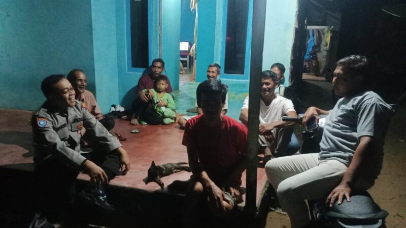 Lakukan Patroli Dialogis, Anggota Polsek Muara Pawan Pastikan Tampung Curhatan Warga Desa Sungai Awan Kiri
