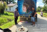 Aksi Sigap Polisi: Temani Sopir Truk Sawit Ganti Ban di Terik Matahari