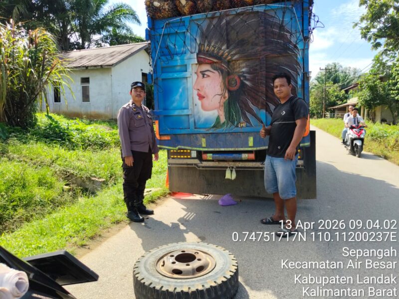 Aksi Sigap Polisi: Temani Sopir Truk Sawit Ganti Ban di Terik Matahari