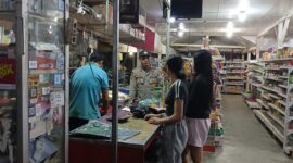 Humanis! Polisi Sapa Warga yang Belanja, Sampaikan Pesan Penting