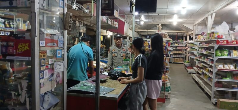 Humanis! Polisi Sapa Warga yang Belanja, Sampaikan Pesan Penting
