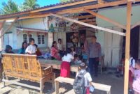 Sedang Asyik Jajan, Pelajar SD Dapat Himbauan Langsung dari Polisi