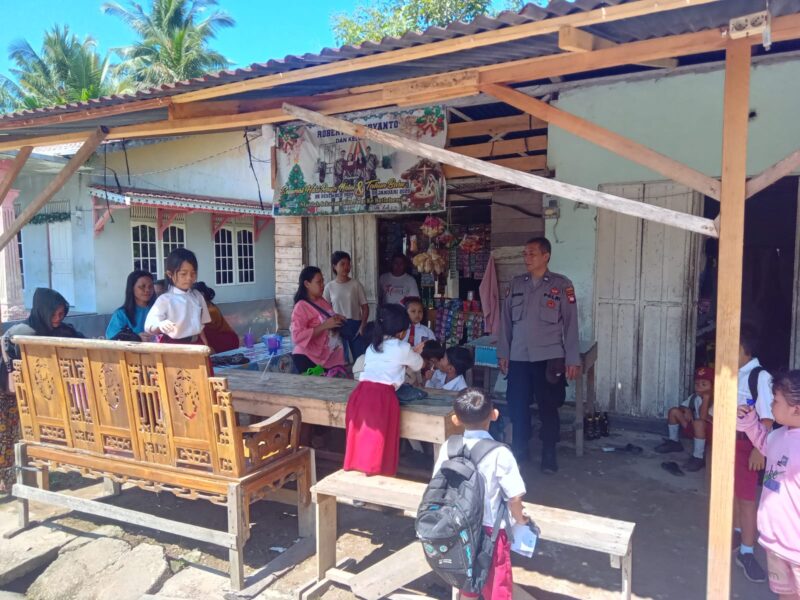 Sedang Asyik Jajan, Pelajar SD Dapat Himbauan Langsung dari Polisi