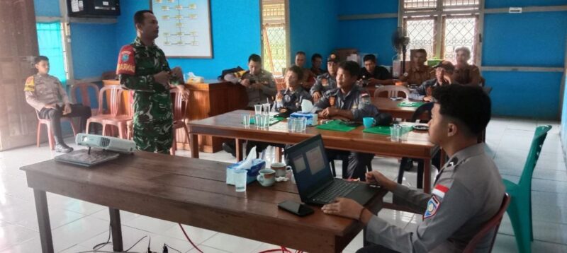 “Guna Memberikan Rasa Tanggung Jawab di Dalam Melaksanakan Tugas” Pj. Danramil Batang Lupar Berikan Materi Kedisiplinan kepada Linmas di Kantor Desa