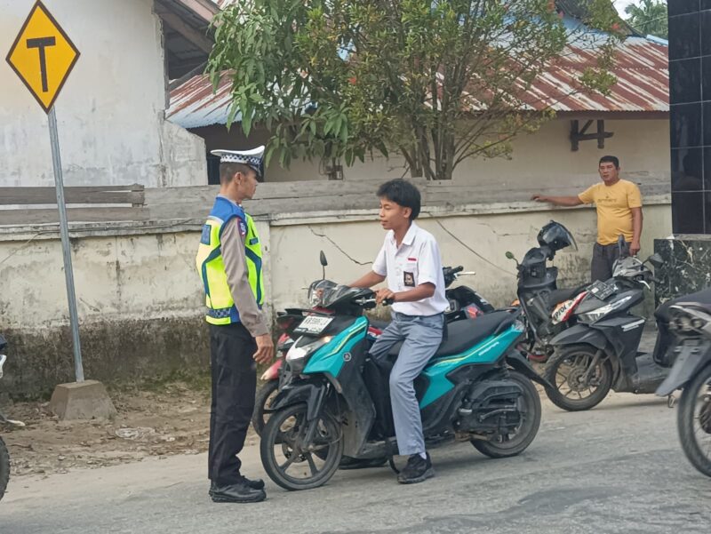 Aipda Hengki Laksanakan Ploting Point Pagi, Memastikan Keamanan dan Keselamatan Pengendara di Persimpangan