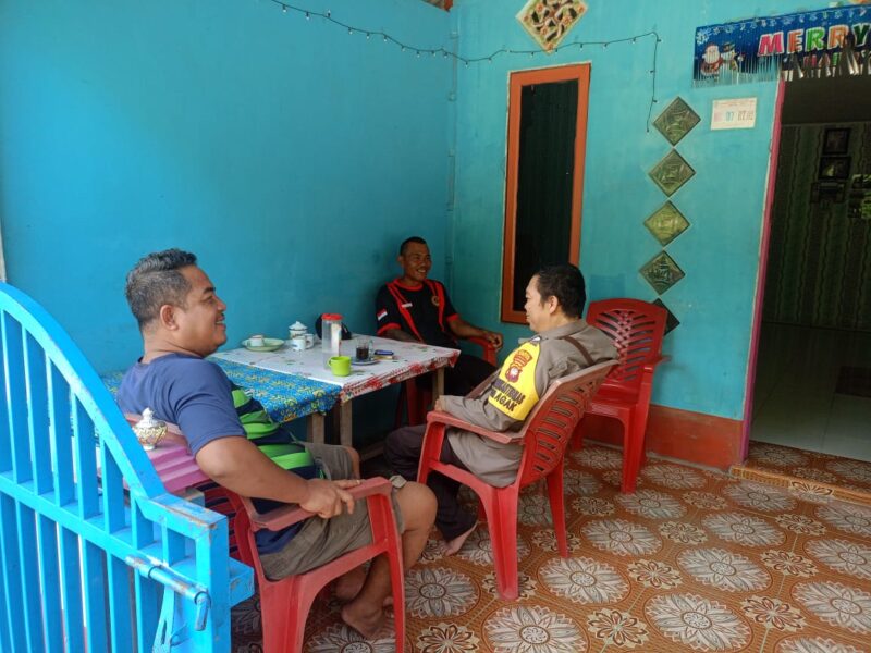 Teras Rumah Jadi Ruang Dialog, Bhabinkamtibmas Bangun Kepercayaan Warga