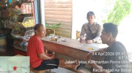 Di Bawah Terik Siang, Polisi Datangi Warga: Ada Pesan Penting yang Disampaikan