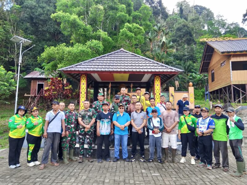 Sambut Tradisi Naik Dango, Kodim 1209/Bky Fokus Bersihkan Area Rumah Panjang Samalantan