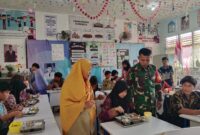 Kawal Pendistribusian Makan Bergizi Gratis, Babinsa Roban Hadir di Tengah Pelajar
